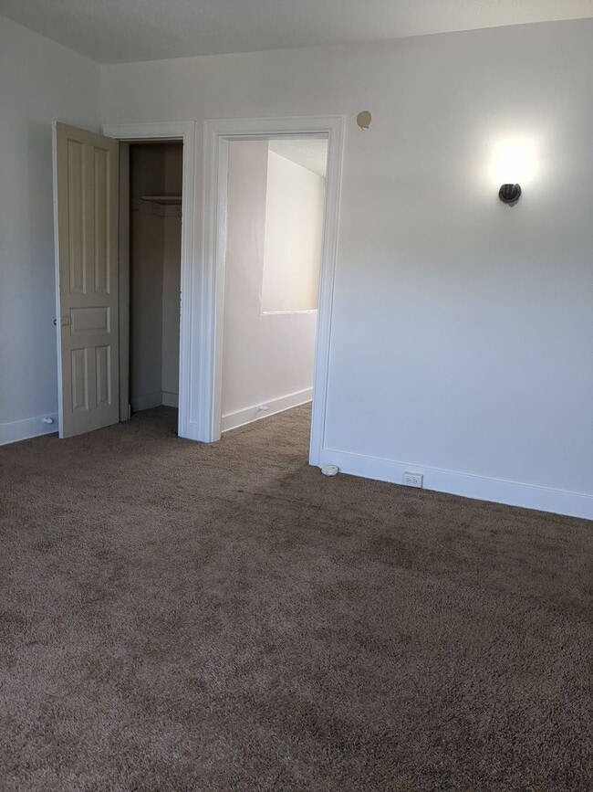 Building Photo - Recently renovated 4/5 Bedroom house