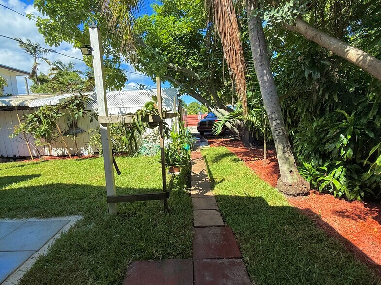 Private Parking - 2515 McKinley St