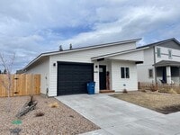 Building Photo - Newer cute bungalow in La Pine OR