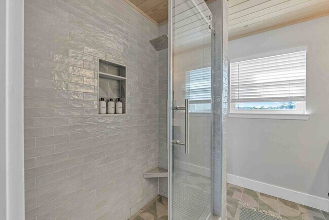 Building Photo - 317 Bream Ave