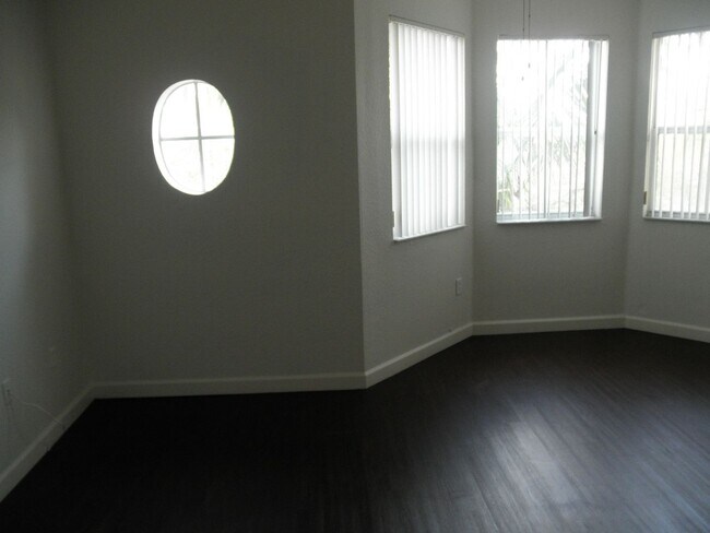 Building Photo - Shoma Townhomes