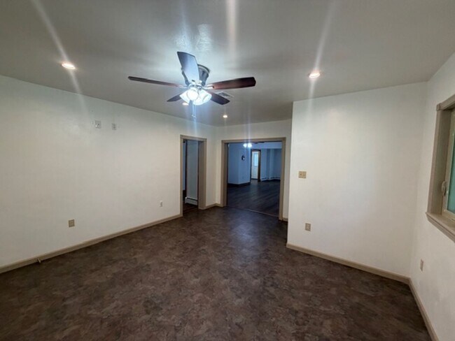 Building Photo - 549 Forest Rd