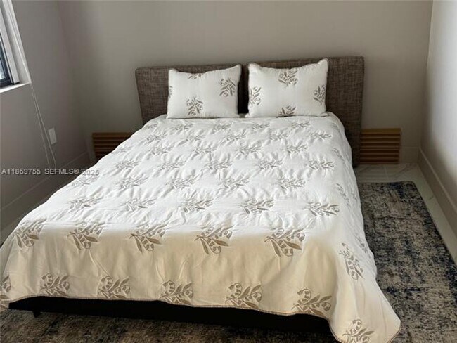 Building Photo - 700 NE 24th St