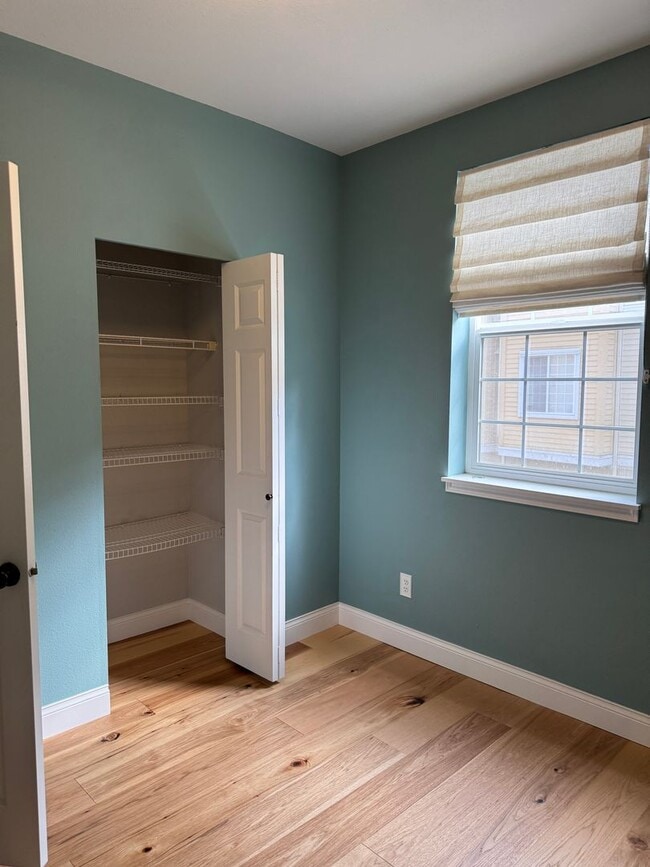 Building Photo - Gorgeous Townhome with W/S/G AND Gas!