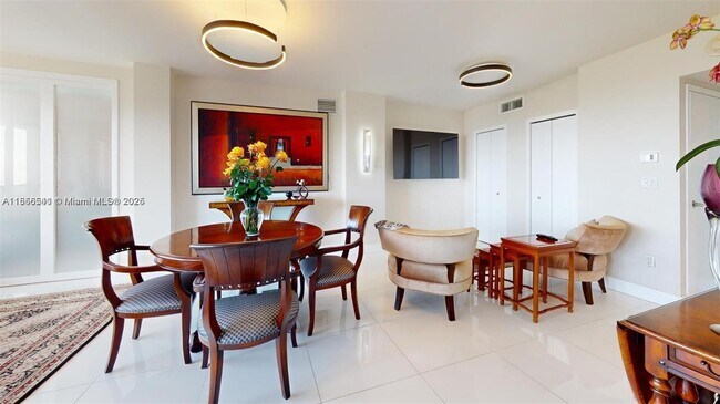 Building Photo - 3625 N Country Club Dr