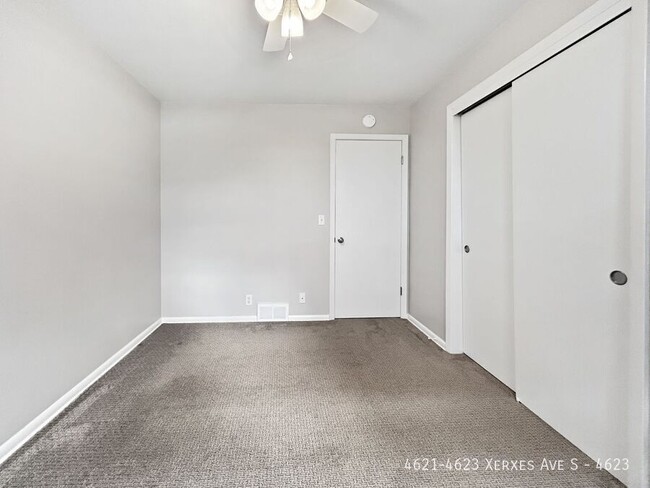 Building Photo - 2br 1ba 1cg ~ Security Deposit Free Altern...