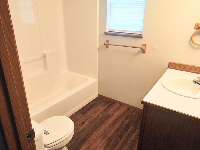 Building Photo - Spacious House - Brand New Flooring - Available Now!!