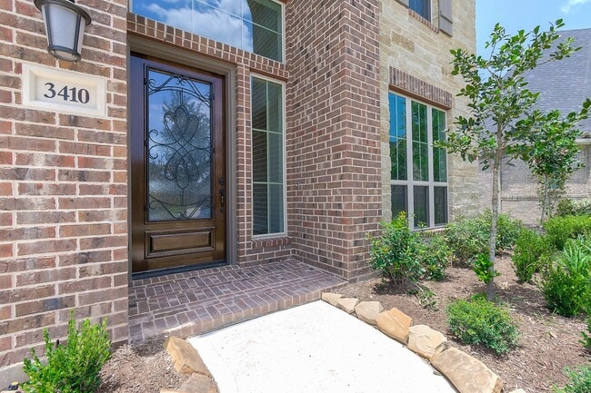 Building Photo - 3410 Willow Cres Ct