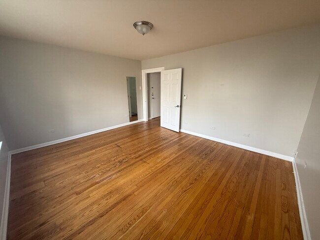 Building Photo - 4811 W Warwick Ave