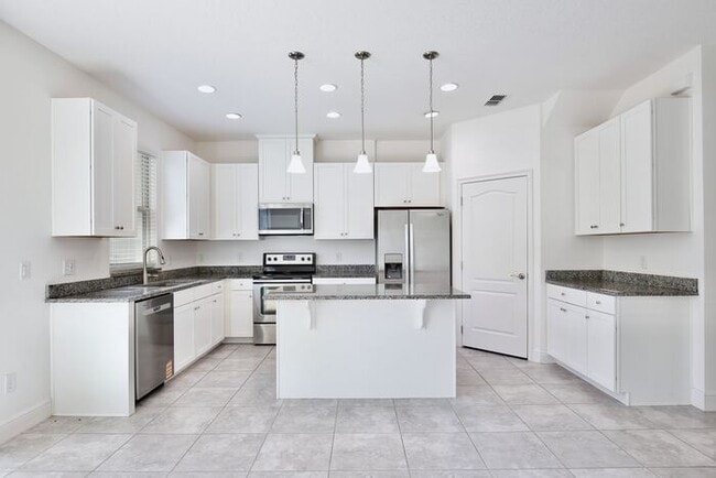 Building Photo - Elegant 2/2.5 Townhome in Guard-Gated Eagl...