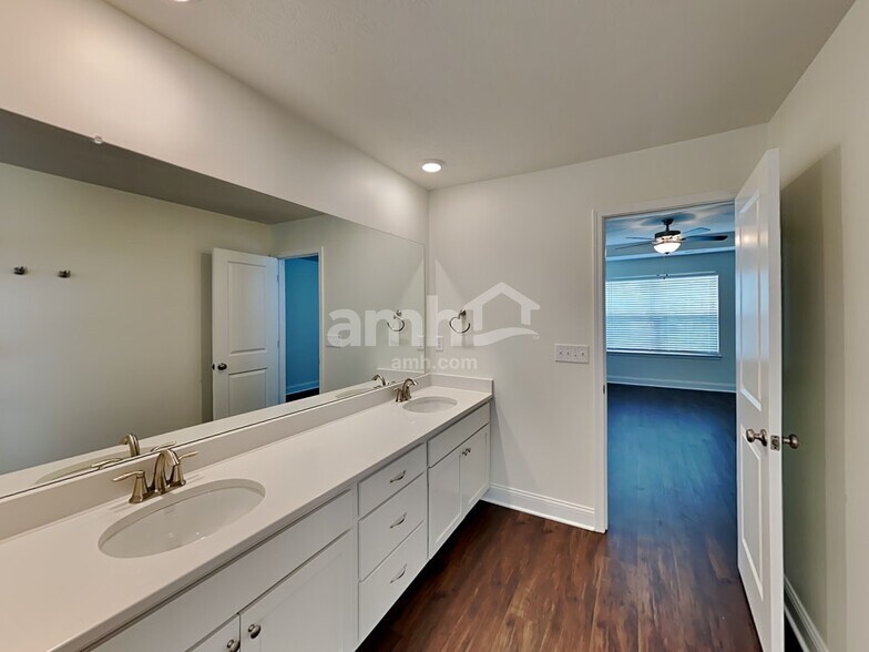 Building Photo - 1240 Hill Rd N