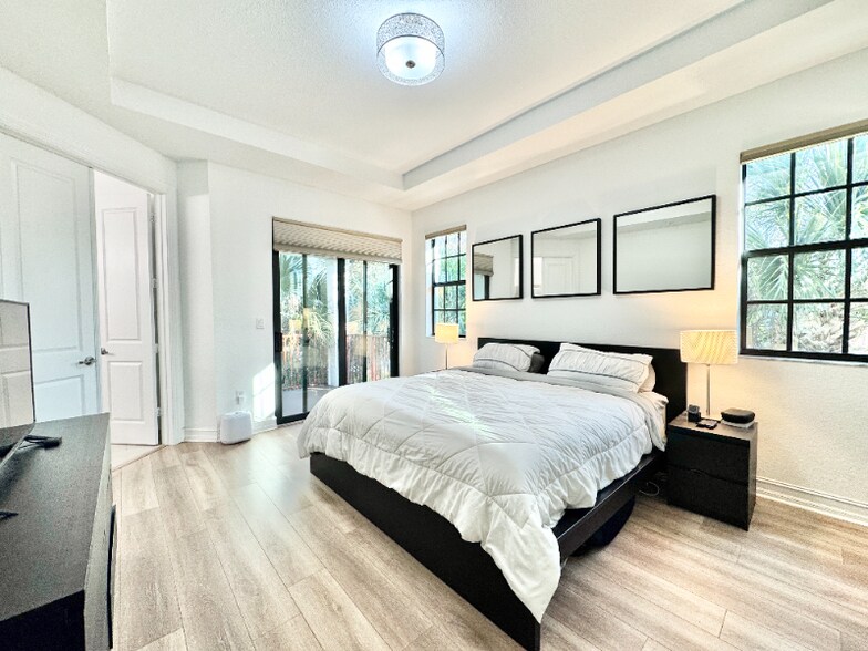 Building Photo - 1423 SW 115th Ave