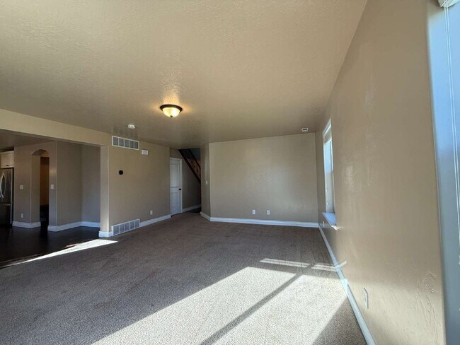 Building Photo - 824 Meadow Marsh Dr