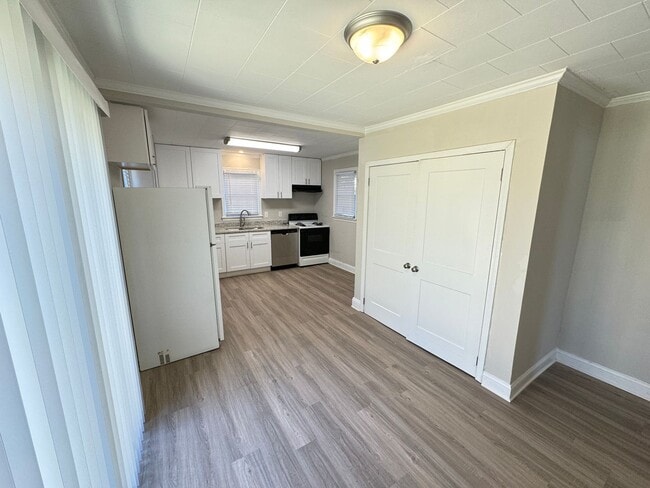 Building Photo - 2Bd/1Ba Fully Renovated 2024 House with Fe...