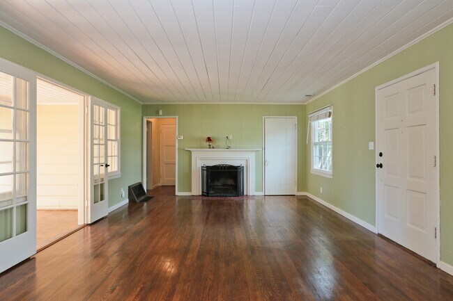 Building Photo - Charming 1 Bed 1 Bath Los Altos Cottage on...