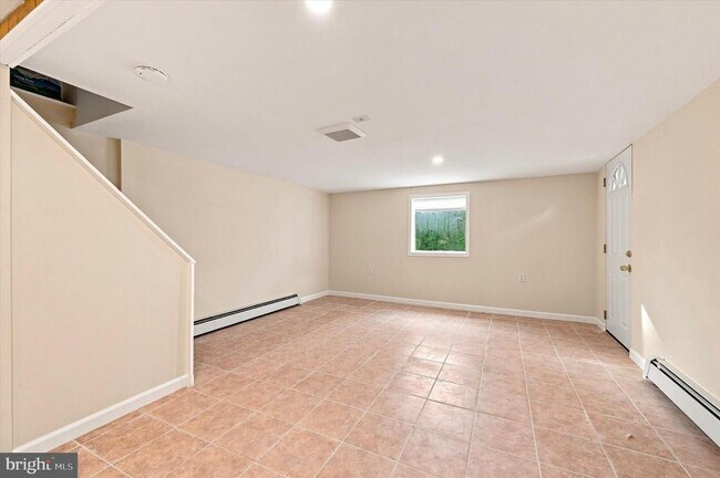 Building Photo - 840 Delmont Dr