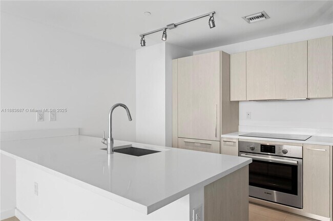 Building Photo - 501 NE 31st St