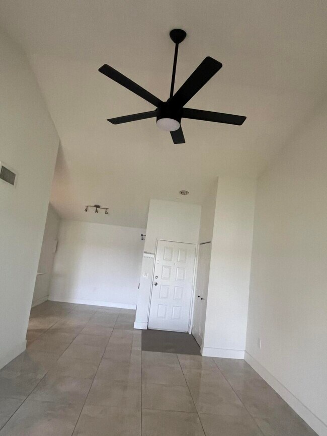 Building Photo - 2831 N Oakland Forest Dr