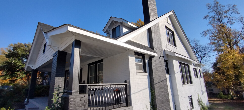 Building Photo - Room in House on Formosa Ave