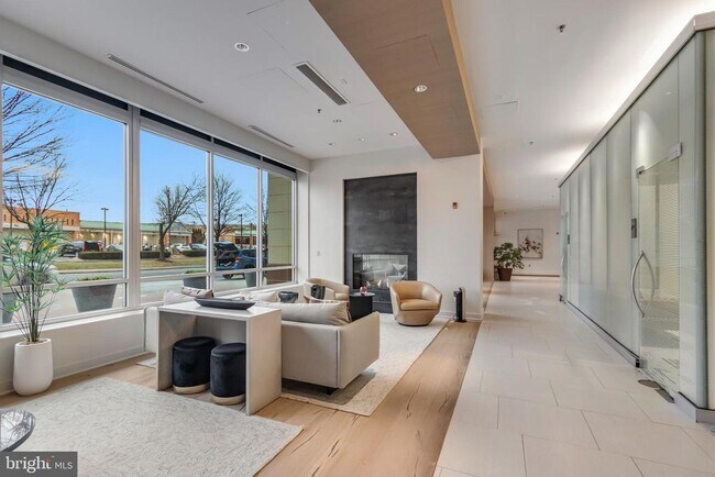 Building Photo - 5750 Bou Ave