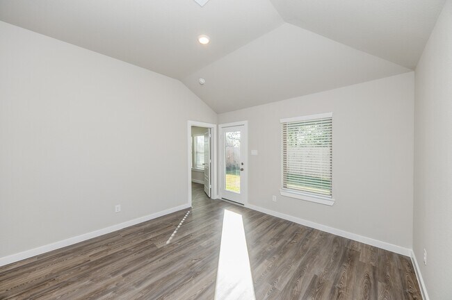 Building Photo - 32031 Splendor Dr