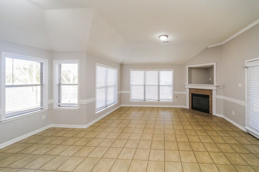 Building Photo - 10442 Sanford Dr
