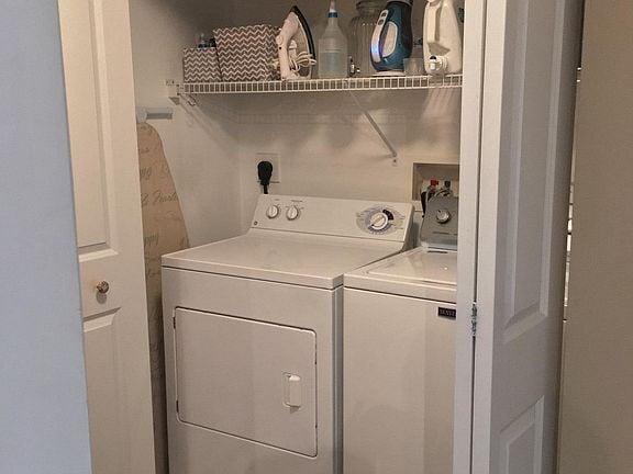 Building Photo - 1000 Providence Pl