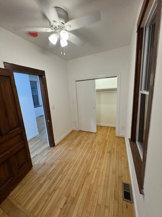 Building Photo - 1336 W Barry Ave