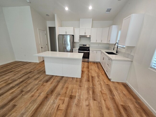 Building Photo - 3 Bedroom 2 Bathroom Duplex for Rent in Corning!