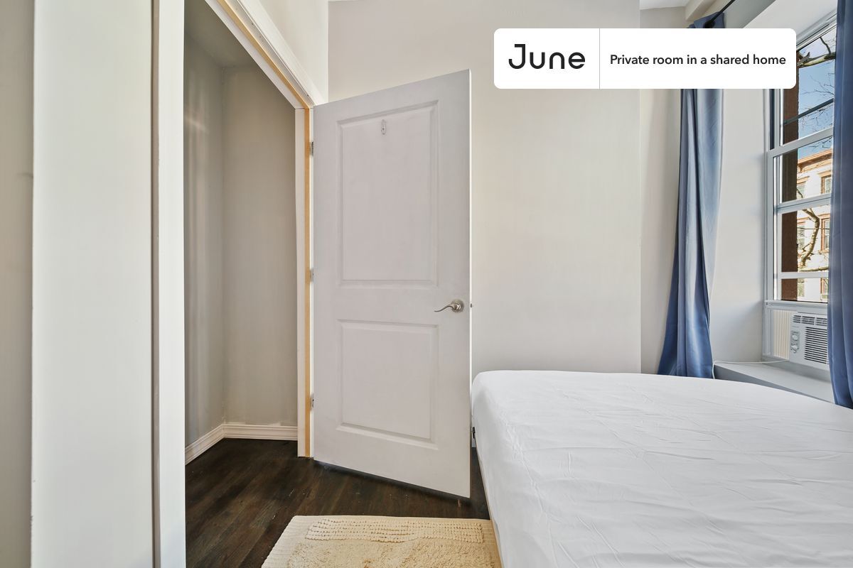 Building Photo - Private bedroom in 4 bed/2 bath Home