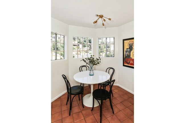 Building Photo - 1811 W Silver Lake Dr