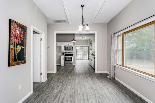 Building Photo - 3 Bedroom 2 bath home with garage in a prime location!