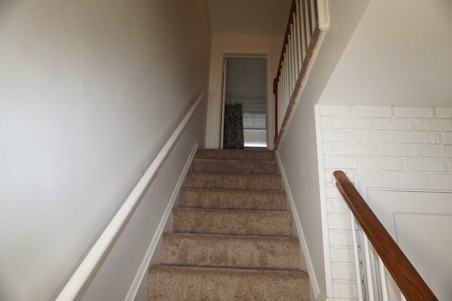 Building Photo - 137 Riverthorn Rd