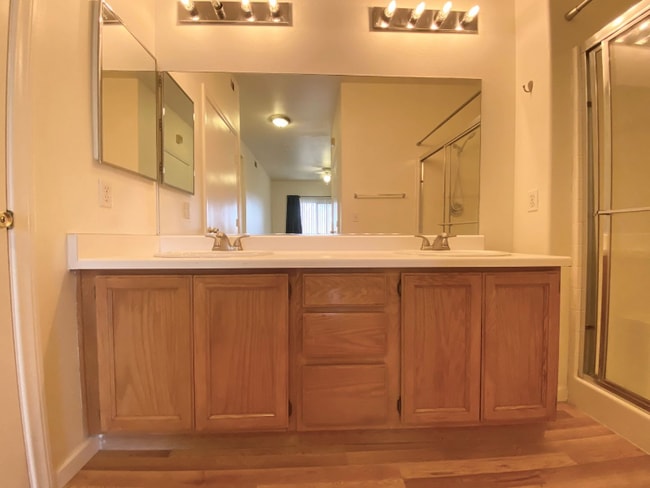 Building Photo - 3400 Cabana Dr