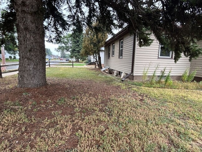 Building Photo - Lovely 2 bedroom Upstairs of a Duplex for Rent