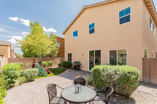 Building Photo - Exquisite 5 bedroom 4 bathroom home with fresh paint and new carpet waiting for you!