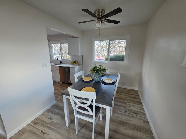 Building Photo - 4 bedroom Rental in Bettendorf