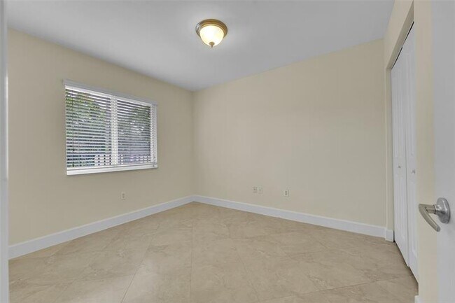 Building Photo - 410 SW 15th St