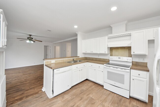 Building Photo - 6526 Carver Rd