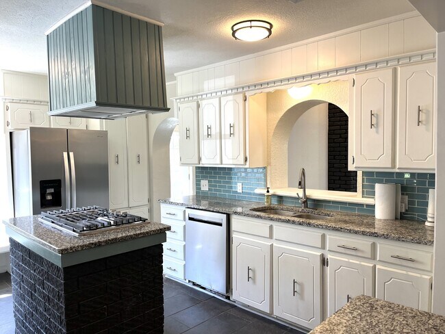 Building Photo - 834 S Western St