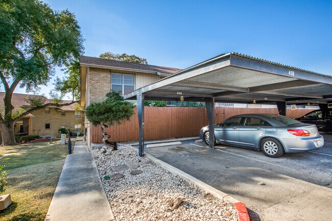Building Photo - 923 Vance Jackson
