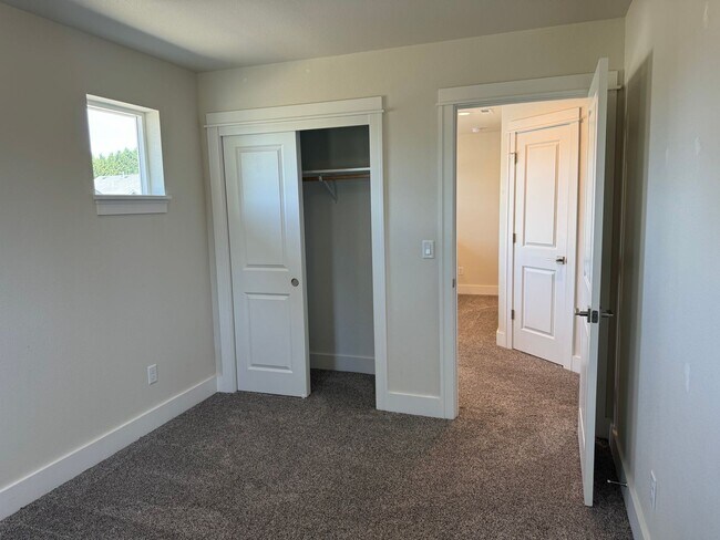 Building Photo - Newer 3 bedroom, 2.5 bath duplex in desirable neighborhood!