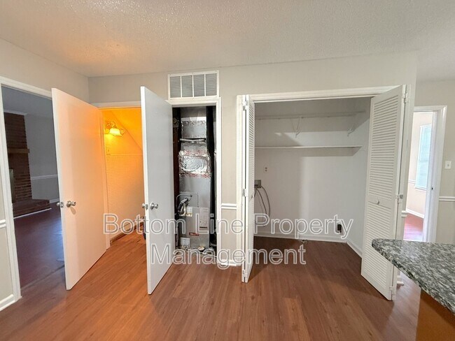 Building Photo - 5301 Rolling Oak Ln