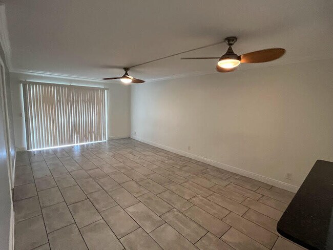 Building Photo - 829 Camino Rd