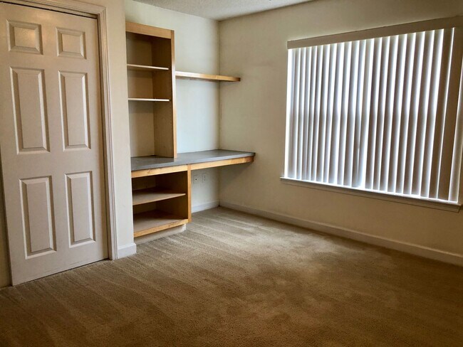 Building Photo - 3 Bedroom/3 Bathroom Condo in Harts Cove!