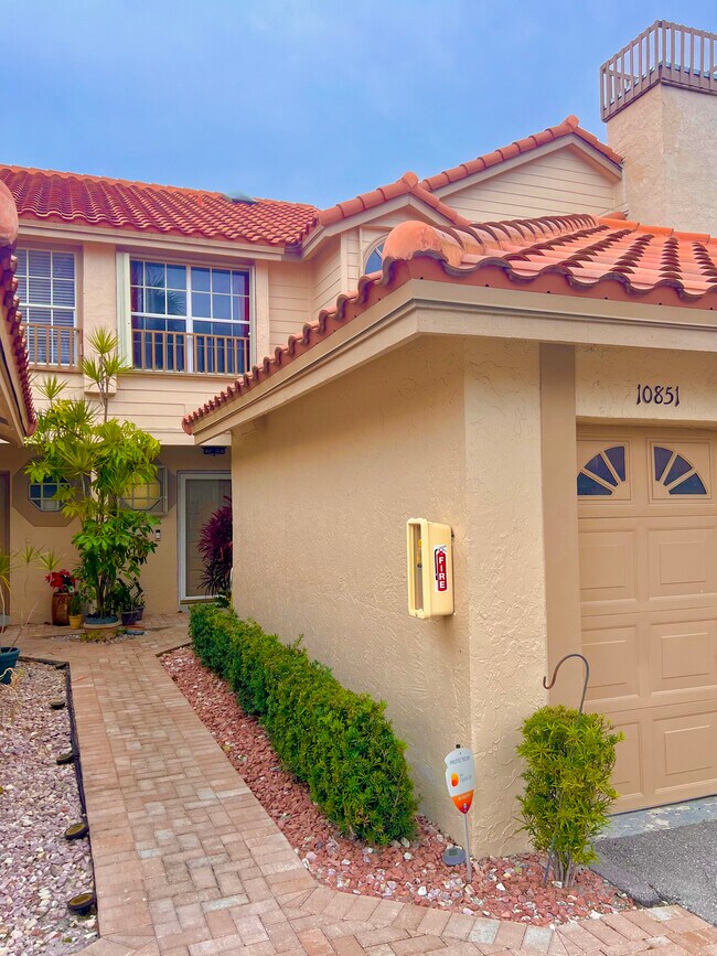 Building Photo - 10851 Cypress Glen Dr