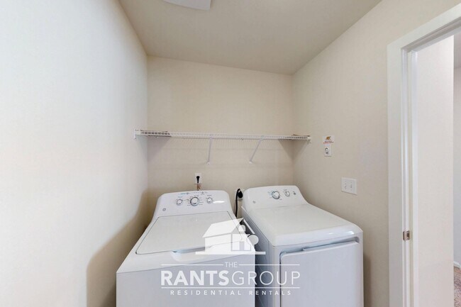 Building Photo - Great Location! Easy JBLM Commute!