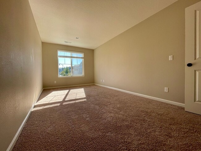Building Photo - 16985 NW Madrone St
