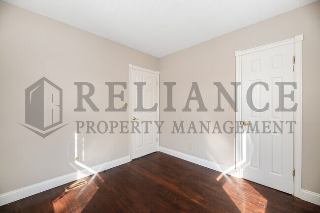 Building Photo - 4825 E Pine St