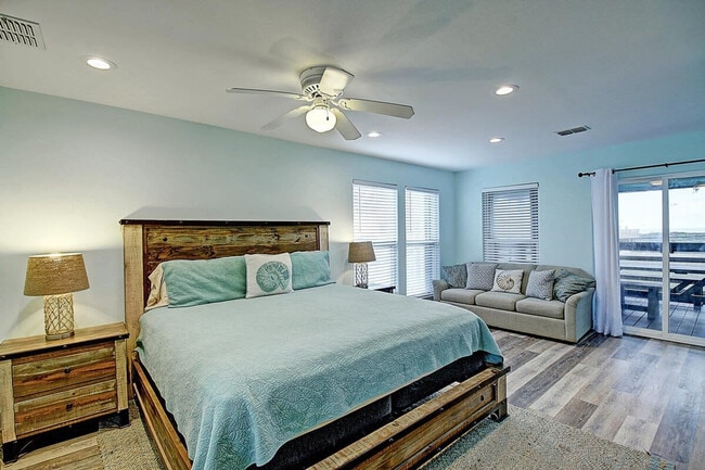 Building Photo - 9 La Playa